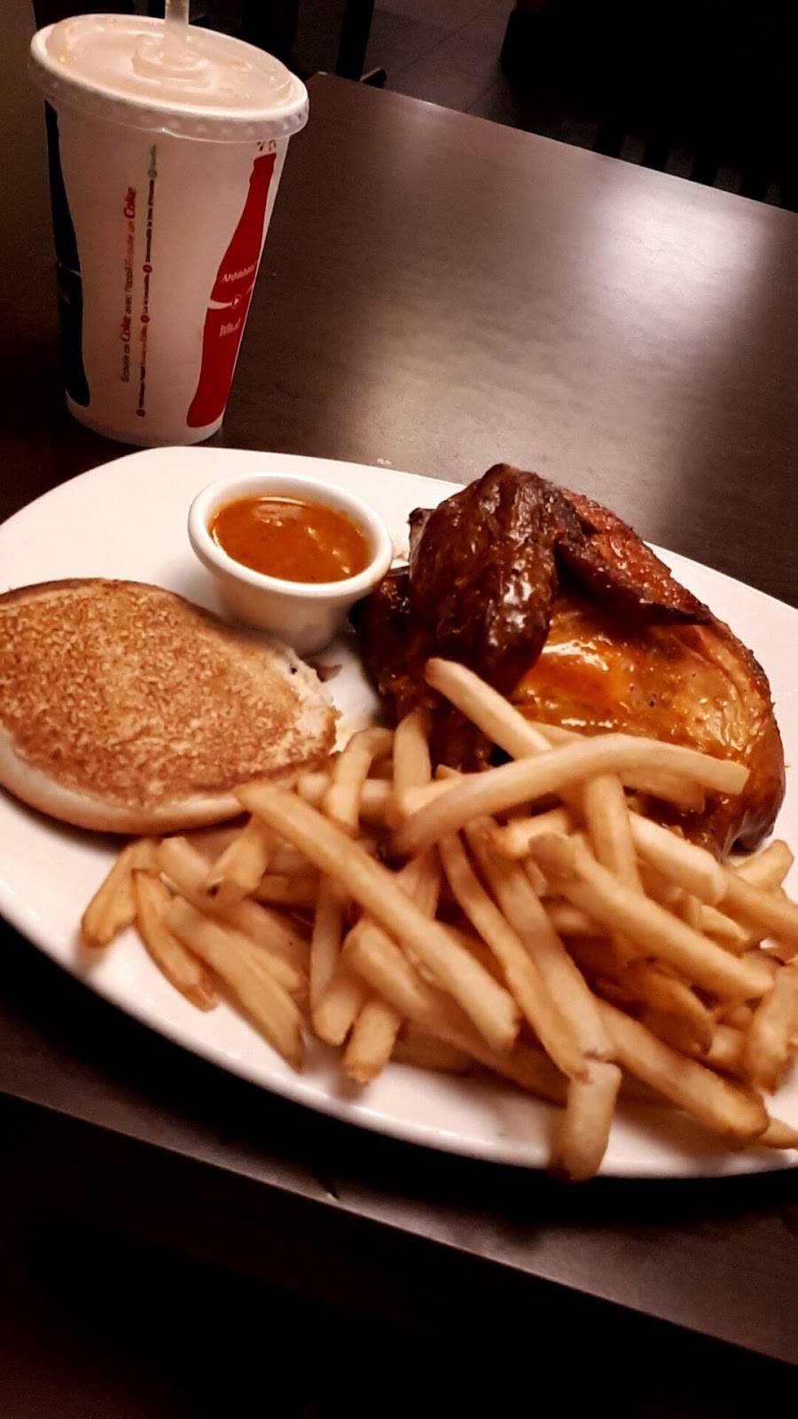 Rôtisserie St-Hubert | restaurant | 693 Grande Allée E, Québec, QC G1R 2K1, Canada | 4186531234 OR +1 418-653-1234