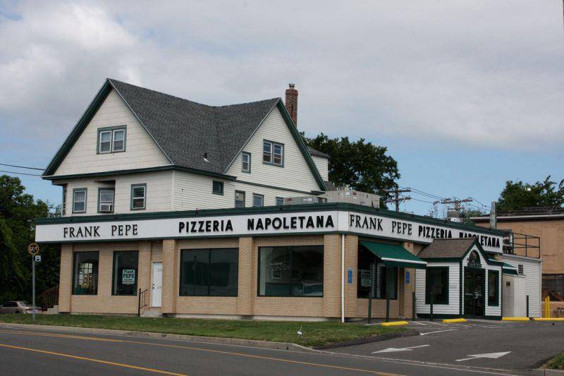 Frank Pepe Pizzeria Napoletana | restaurant | 238 State St Ext, Fairfield, CT 06825, USA | 2033337373 OR +1 203-333-7373