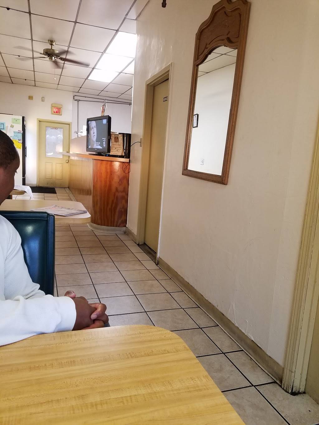 Carlos Soul Food | restaurant | 2912 Church St, Norfolk, VA 23504, USA | 7576253333 OR +1 757-625-3333