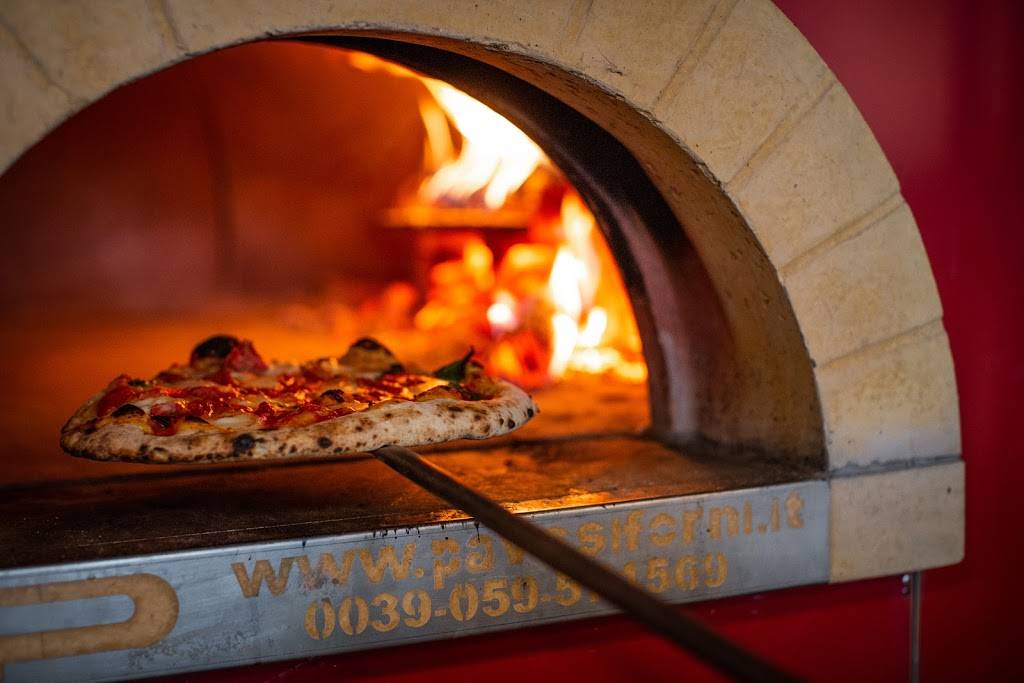 Roebuck Pizza | restaurant | 3159 N Broadway, Chicago, IL 60657, USA | 7738572229 OR +1 773-857-2229