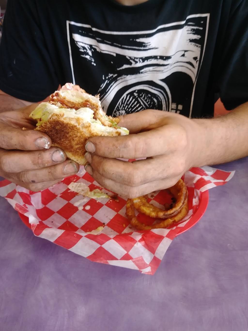 Double Deuce Diner | restaurant | 555 W Main St, Stockbridge, MI 49285, USA | 5178517666 OR +1 517-851-7666