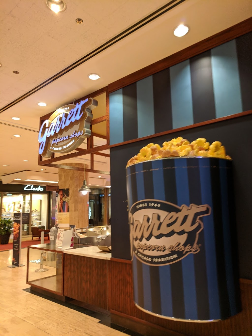 Garrett Popcorn Shops | meal takeaway | 835 Michigan Ave, Chicago, IL 60611, USA | 8884767267 OR +1 888-476-7267
