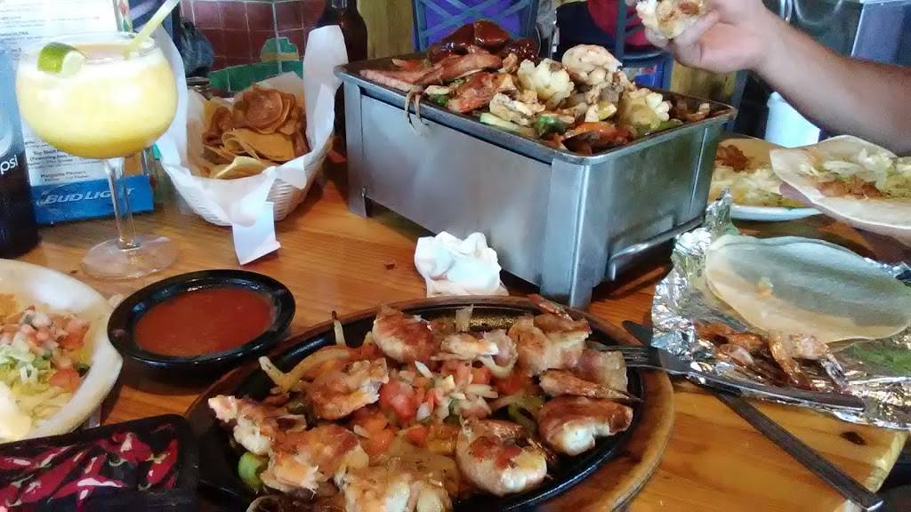 Chihuahuas Mexican Restaurant & Cantina | restaurant | 101 N Lincoln Dr, Troy, MO 63379, USA | 6364622951 OR +1 636-462-2951