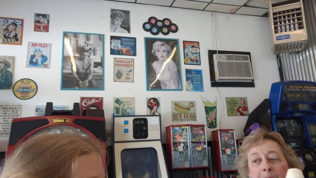 Warfield Dairy Bar | restaurant | 68 Riverfront Road, Warfield, KY 41267, USA | 6063956060 OR +1 606-395-6060