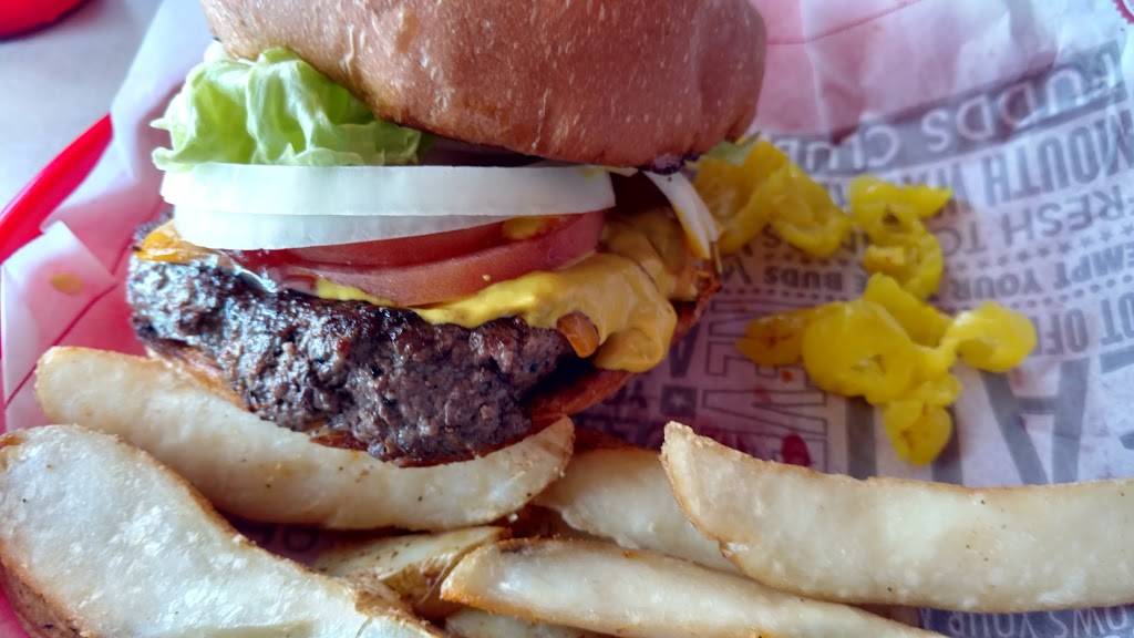 Fuddruckers | restaurant | 10680 NW 19th St, Miami, FL 33172, USA | 3055914050 OR +1 305-591-4050