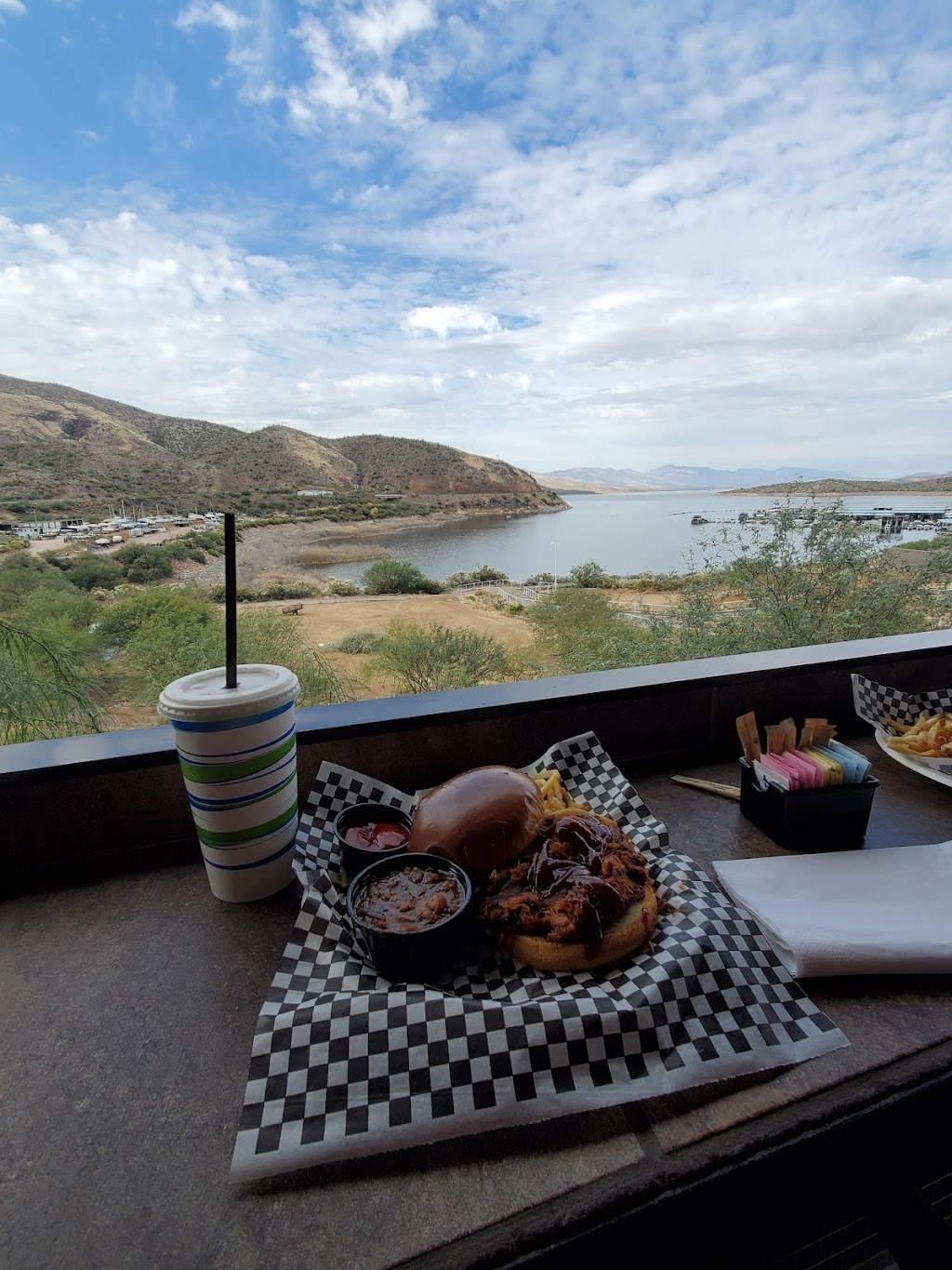 Ffinchs Waterfront Kitchen and Bar | restaurant | 28085 AZ-188, Roosevelt, AZ 85545, USA | 6029121667 OR +1 602-912-1667