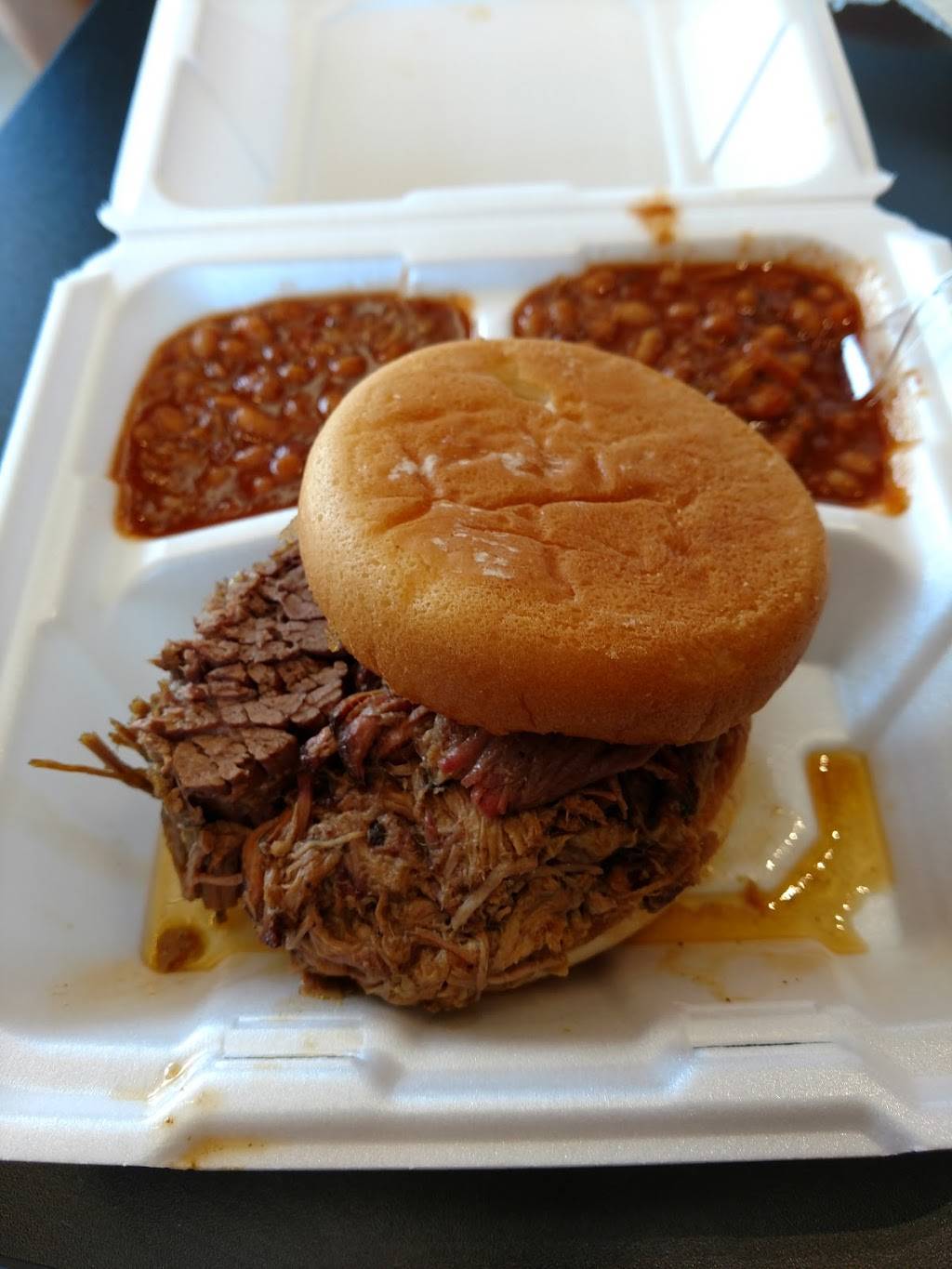 River Road BBQ | restaurant | 3017 River Rd, Louisville, KY 40207, USA | 5025927065 OR +1 502-592-7065
