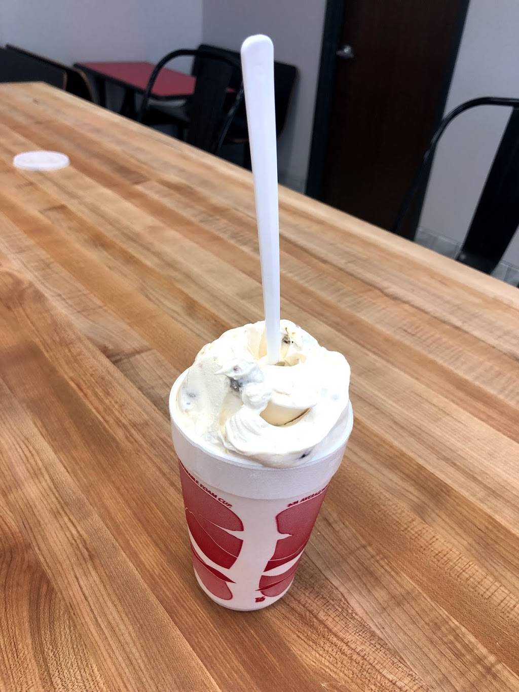 4 Queens Dairy Cream | restaurant | 109 1st St SW, Waverly, IA 50677, USA | 3195592476 OR +1 319-559-2476