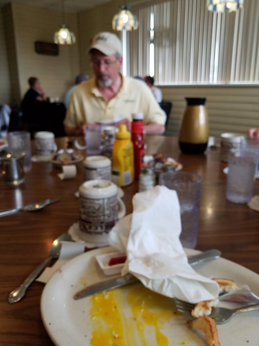 Karys Family Restaurant | restaurant | 1652, 1025 Orchard Dr, Seymour, WI 54165, USA | 9208331120 OR +1 920-833-1120