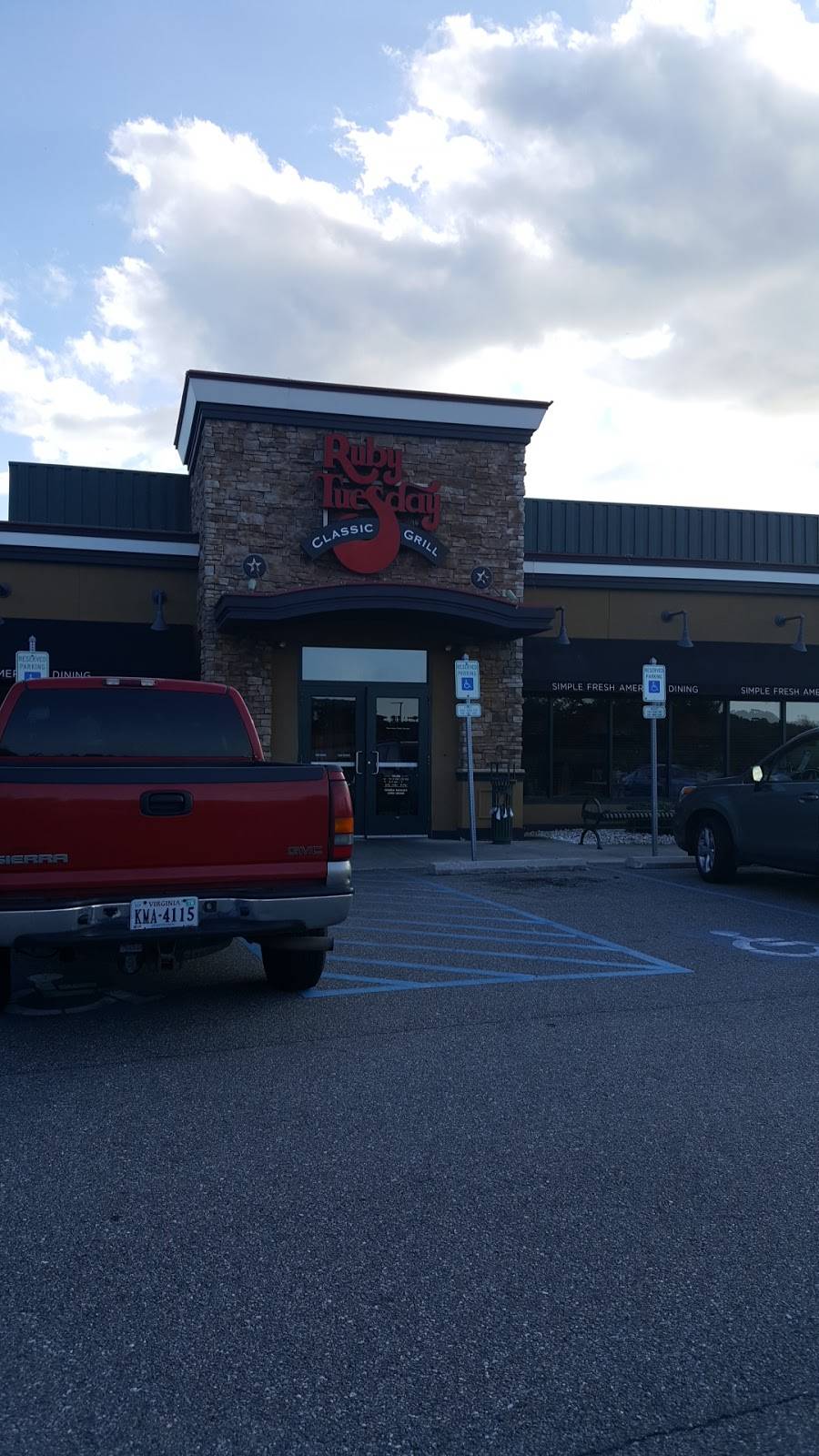 Ruby Tuesday | restaurant | 6749 Fox Centre Pkwy, Gloucester, VA 23061, USA | 8046944955 OR +1 804-694-4955