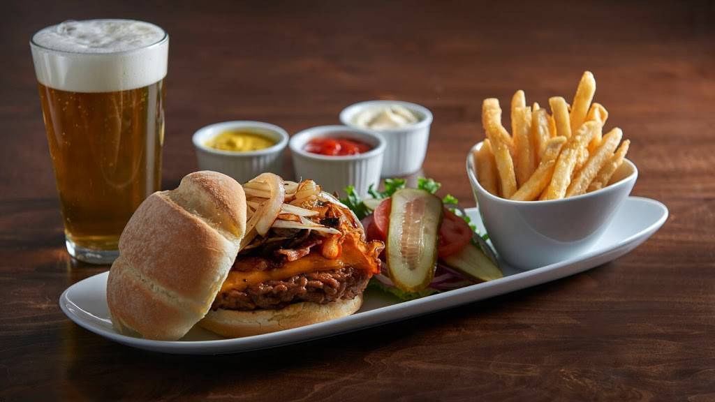 Moments Restaurant & Lounge | restaurant | 6257 Airport Rd, Mississauga, ON L4V 1E4, Canada | 9056781401 OR +1 905-678-1401