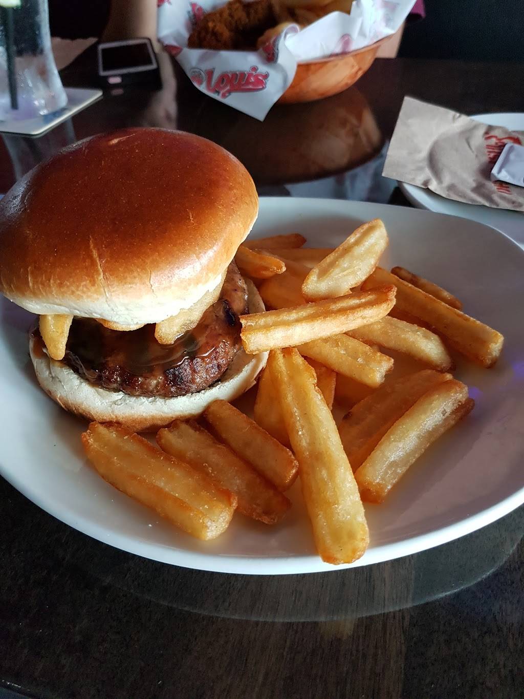 St. Louis Bar & Grill | restaurant | 6485 Mississauga Rd, Mississauga, ON L5N 1A6, Canada | 9059979464 OR +1 905-997-9464