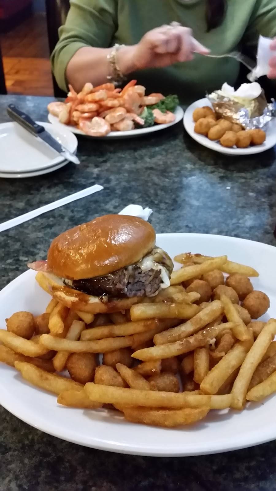 Harbor Inn Seafood | restaurant | 3220 Old Forest Rd, Lynchburg, VA 24501, USA | 4343856888 OR +1 434-385-6888