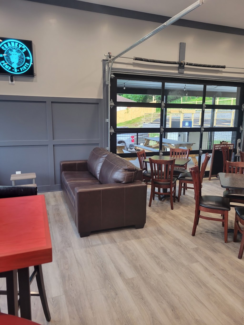 Crankys Pump N Pints | restaurant | 640 E Maple St, Johnson City, TN 37601, USA | 4232023183 OR +1 423-202-3183