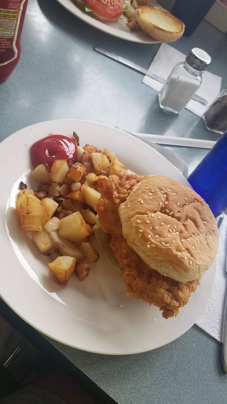 Joans Drive-In | restaurant | 164 Court St, Marshall, MO 65340, USA | 6608867771 OR +1 660-886-7771