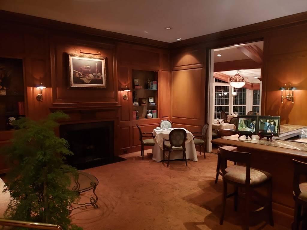 The Manor House | restaurant | 111 N Post Oak Ln, Houston, TX 77024, USA | 7136856840 OR +1 713-685-6840