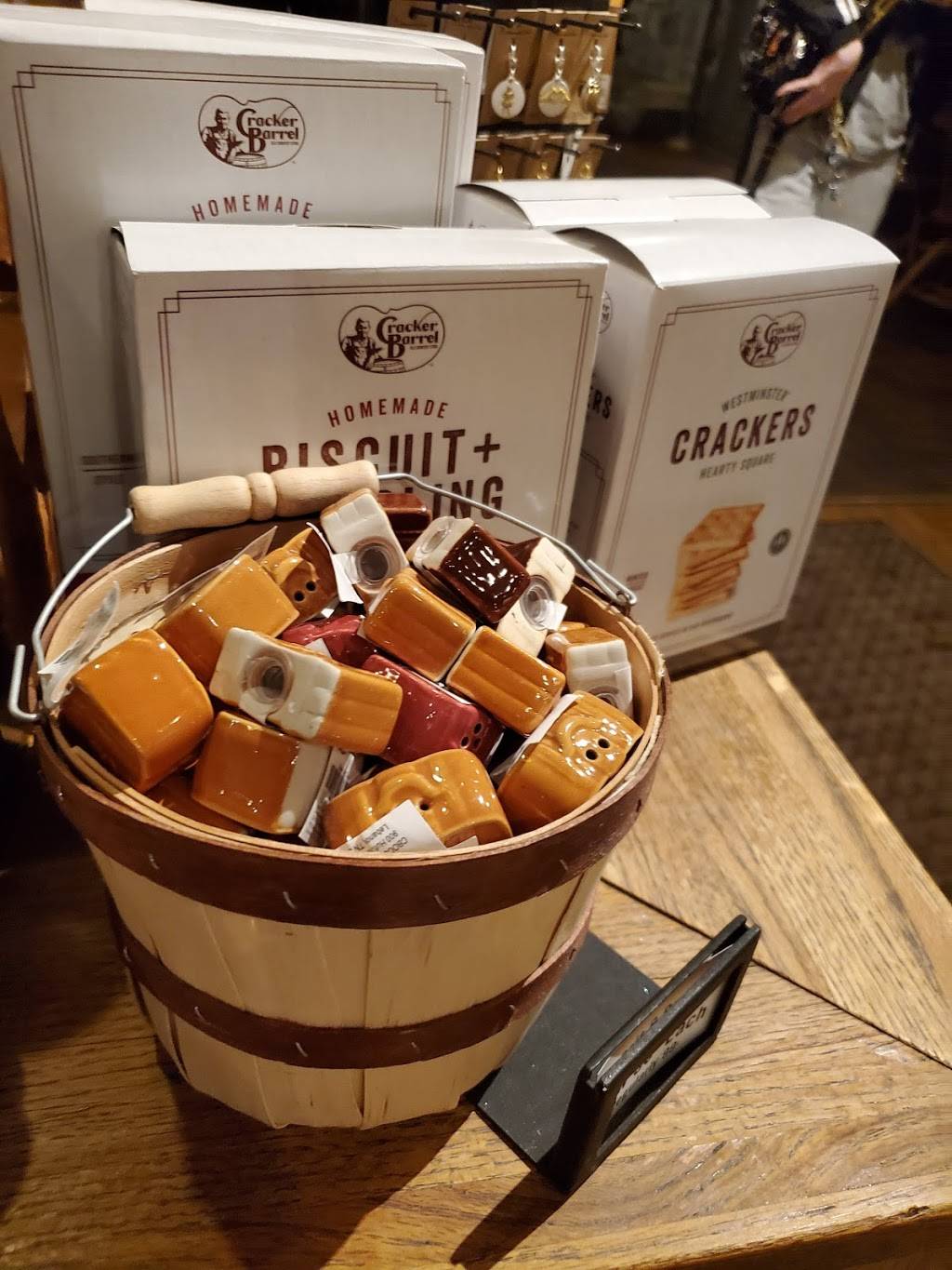 Cracker Barrel Old Country Store | restaurant | 2421 Old Country Inn Dr, Caseyville, IL 62232, USA | 6183971599 OR +1 618-397-1599