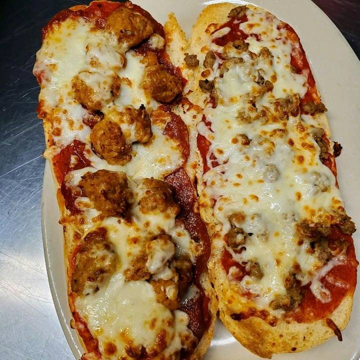 Mommas Pizzeria | restaurant | 10 N Main St, Knox, IN 46534, USA | 5747725888 OR +1 574-772-5888