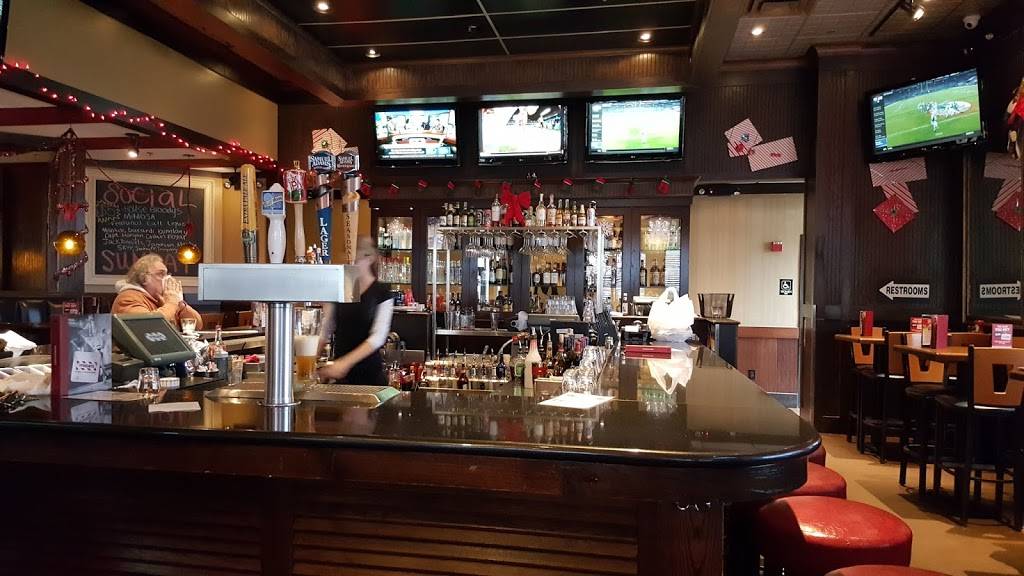 TGI Fridays | restaurant | 3087 White Bear Ave N, Maplewood, MN 55109, USA | 6517049052 OR +1 651-704-9052