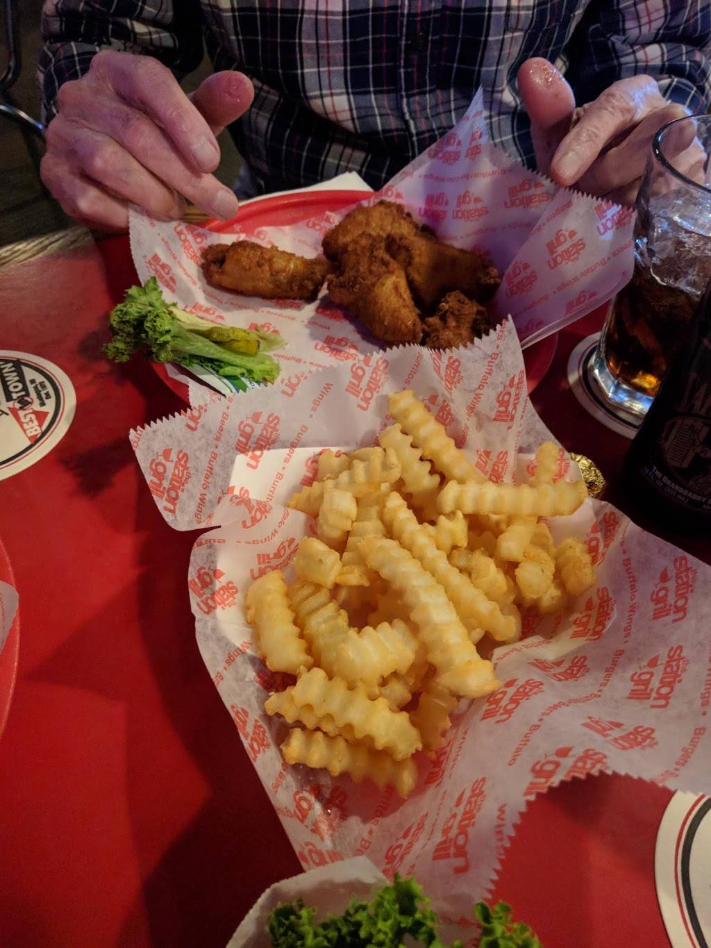 The Station Grill | restaurant | 910 W Broadway Ave, Muskegon, MI 49441, USA | 2317590633 OR +1 231-759-0633