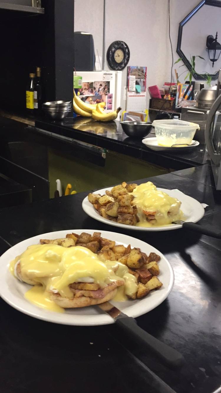 Fernandos Family Restaurant | restaurant | 311 Blake St, Barrie, ON L4M 1K7, Canada | 7057260623 OR +1 705-726-0623