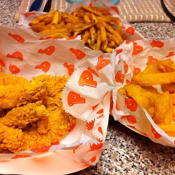 Popeyes | restaurant | 11 Woodlawn Rd W, Guelph, ON N1H 1G8, Canada | 5198279090 OR +1 519-827-9090