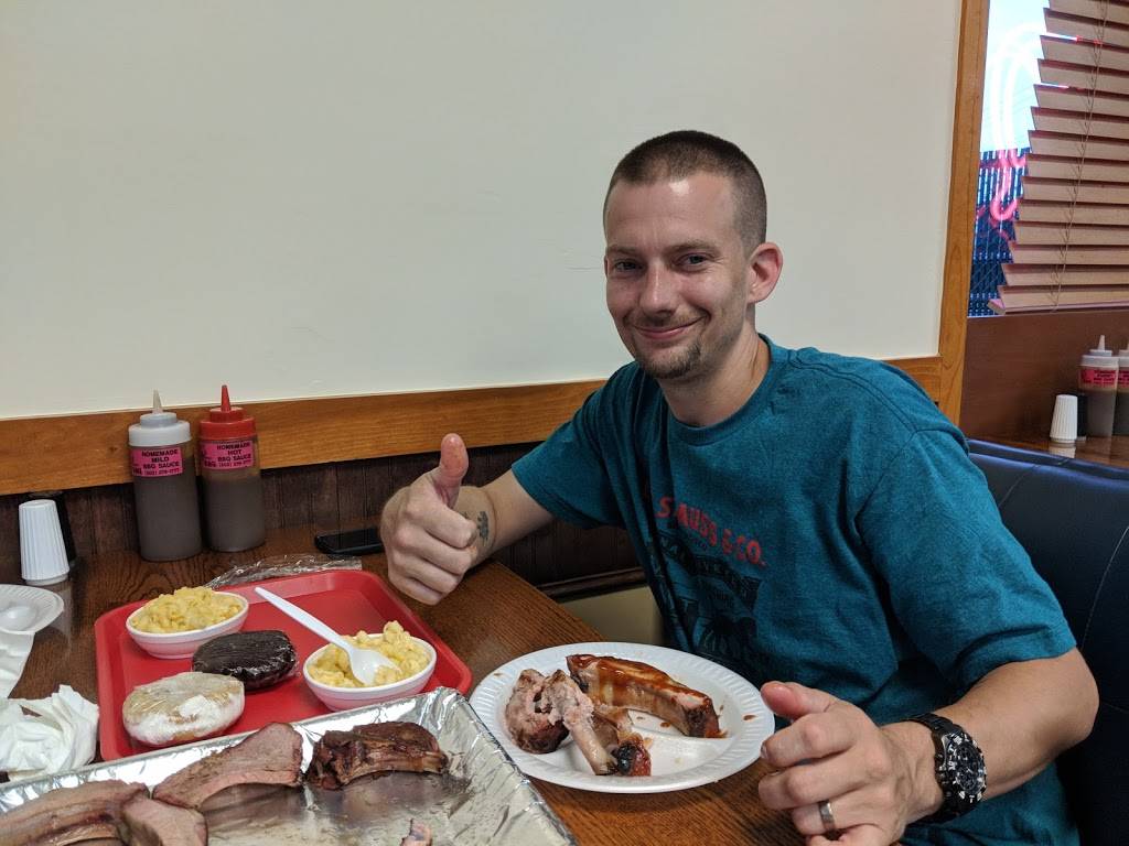 Youngs Barbecue | restaurant | 401 E Main St, Middletown, DE 19709, USA | 3023761777 OR +1 302-376-1777