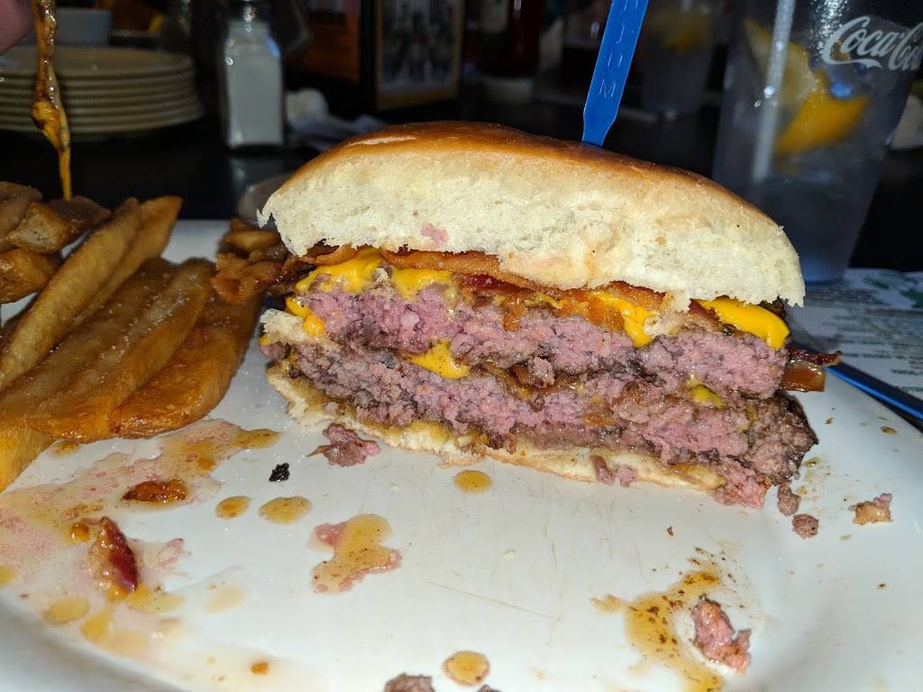 Winking Lizard Tavern | restaurant | 25380 Miles Rd, Bedford, OH 44146, USA | 2168313488 OR +1 216-831-3488