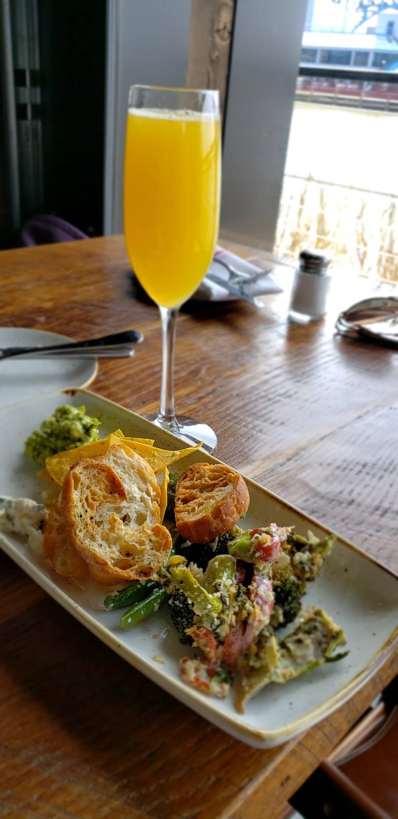 Alley Cat Oyster Bar | restaurant | 1056 Old River Rd, Cleveland, OH 44113, USA | 2165749999 OR +1 216-574-9999