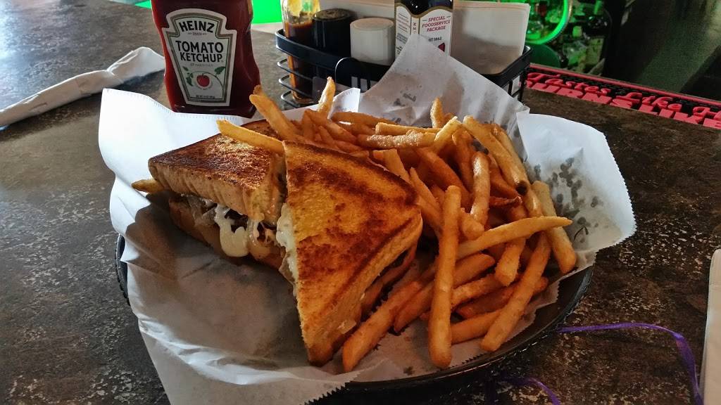 Kellys Bleachers Big Bend | restaurant | Vernon Ln, Big Bend, WI 53103, USA | 2626623600 OR +1 262-662-3600