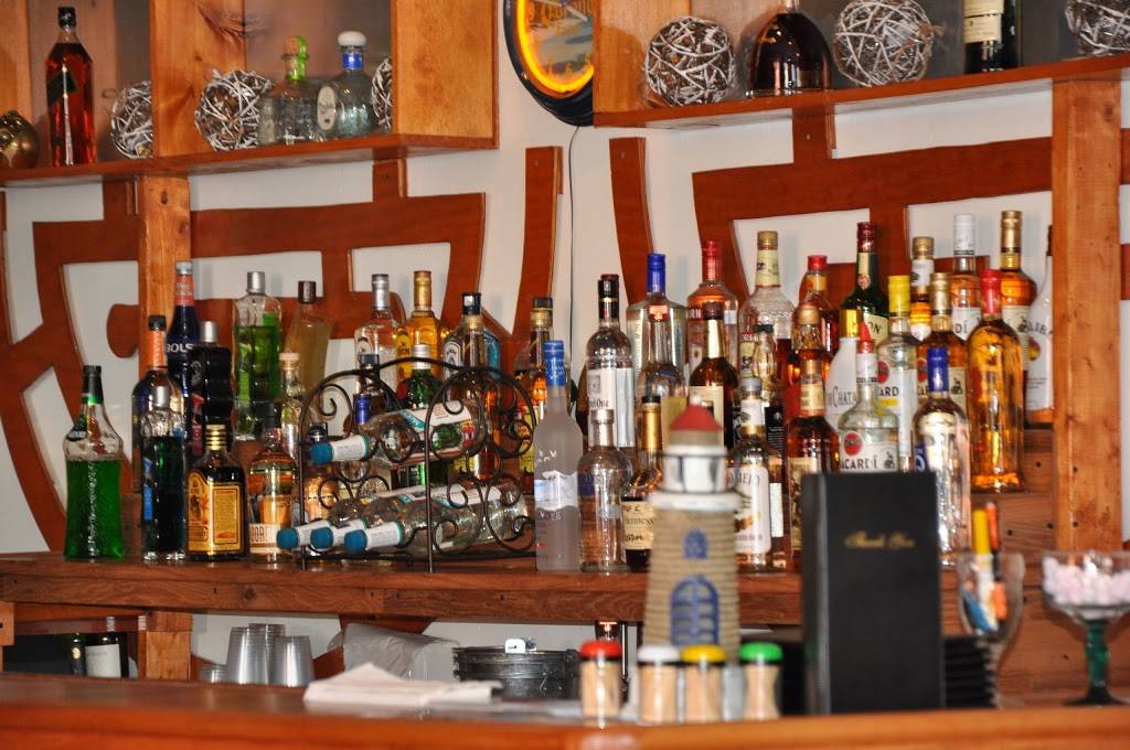 El Faro Caribbean Seafood | restaurant | 2854, 2701 W Division St, Chicago, IL 60622, USA | 7736616496 OR +1 773-661-6496