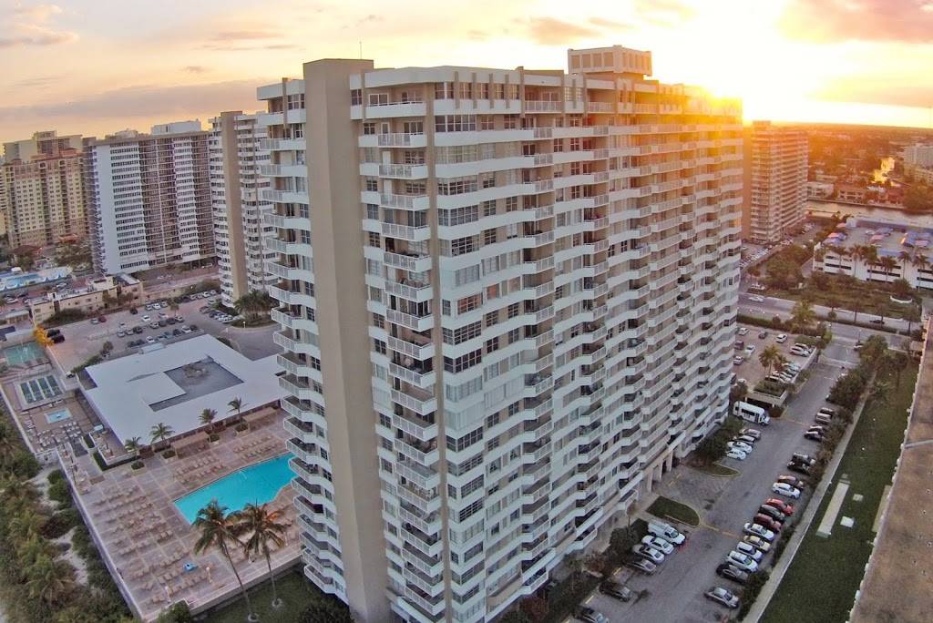 Ocean Breeze Lounge & Restaurant | restaurant | 1960 S Ocean Dr, Hallandale Beach, FL 33009, USA | 9543627096 OR +1 954-362-7096