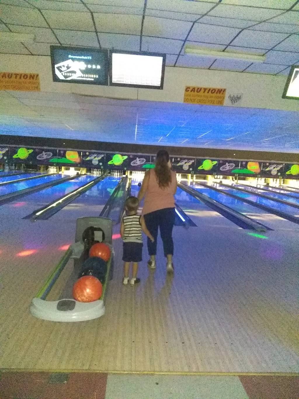 Tullahoma Bowling Lanes | restaurant | 900 S Anderson St, Tullahoma, TN 37388, USA | 9314551947 OR +1 931-455-1947