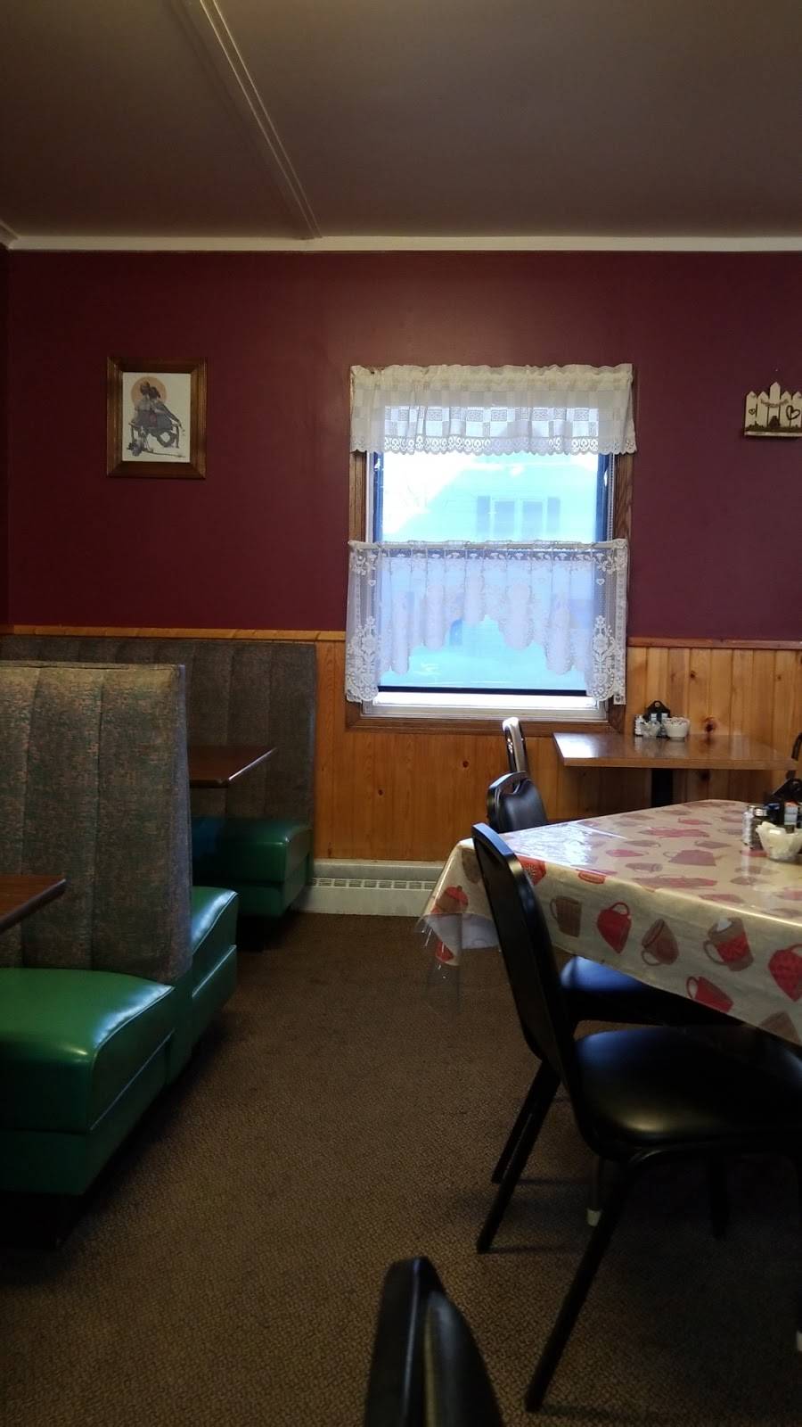 Bradkes Family Restaurant | restaurant | 1022 Main St, Neenah, WI 54956, USA | 9207223706 OR +1 920-722-3706