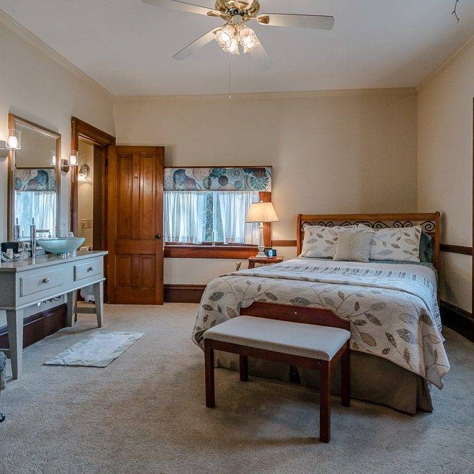 White Swan Inn Bed and Breakfast | restaurant | 303 S Mears Ave, Whitehall, MI 49461, USA | 2318945169 OR +1 231-894-5169