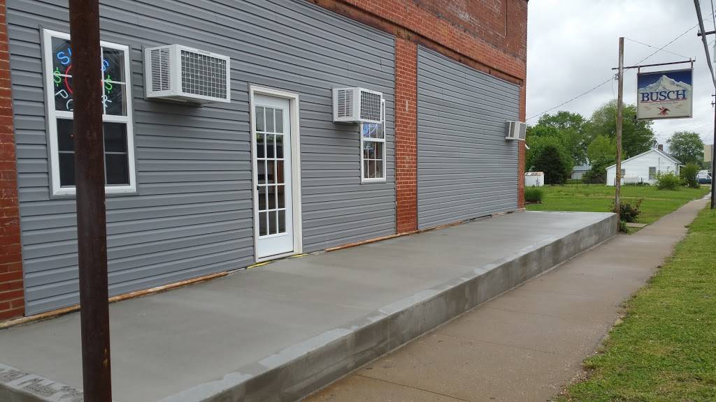 Pour House | restaurant | 111 E Locust St, Fieldon, IL 62031, USA | 6183763374 OR +1 618-376-3374