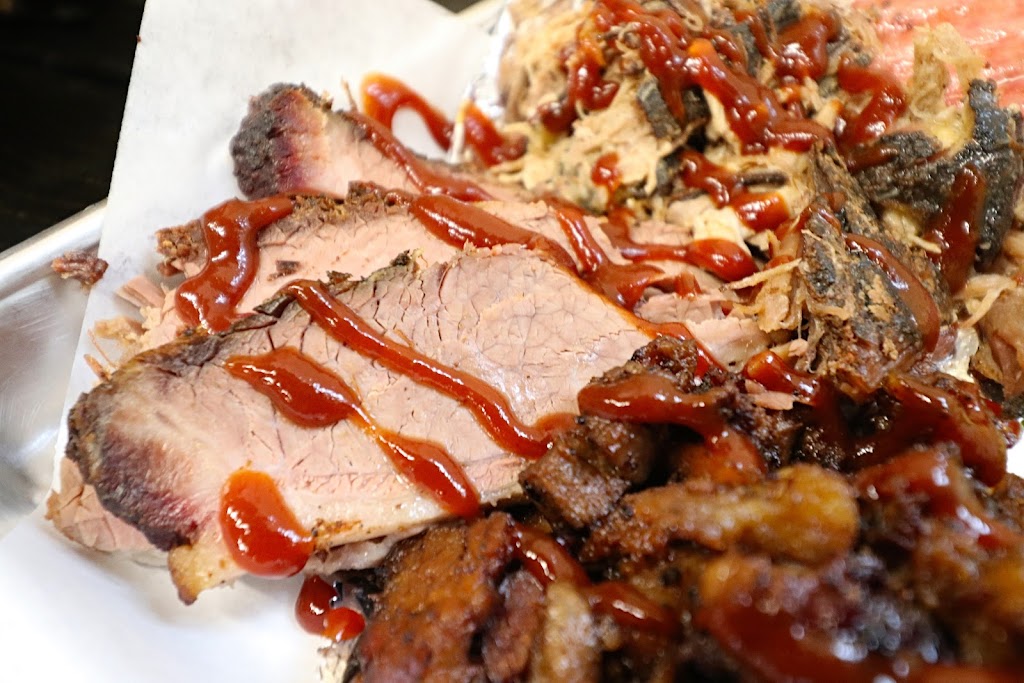 Rollin Smoke Garage BBQ | restaurant | 110 E 5th St, Walsenburg, CO 81089, USA | 7198901072 OR +1 719-890-1072