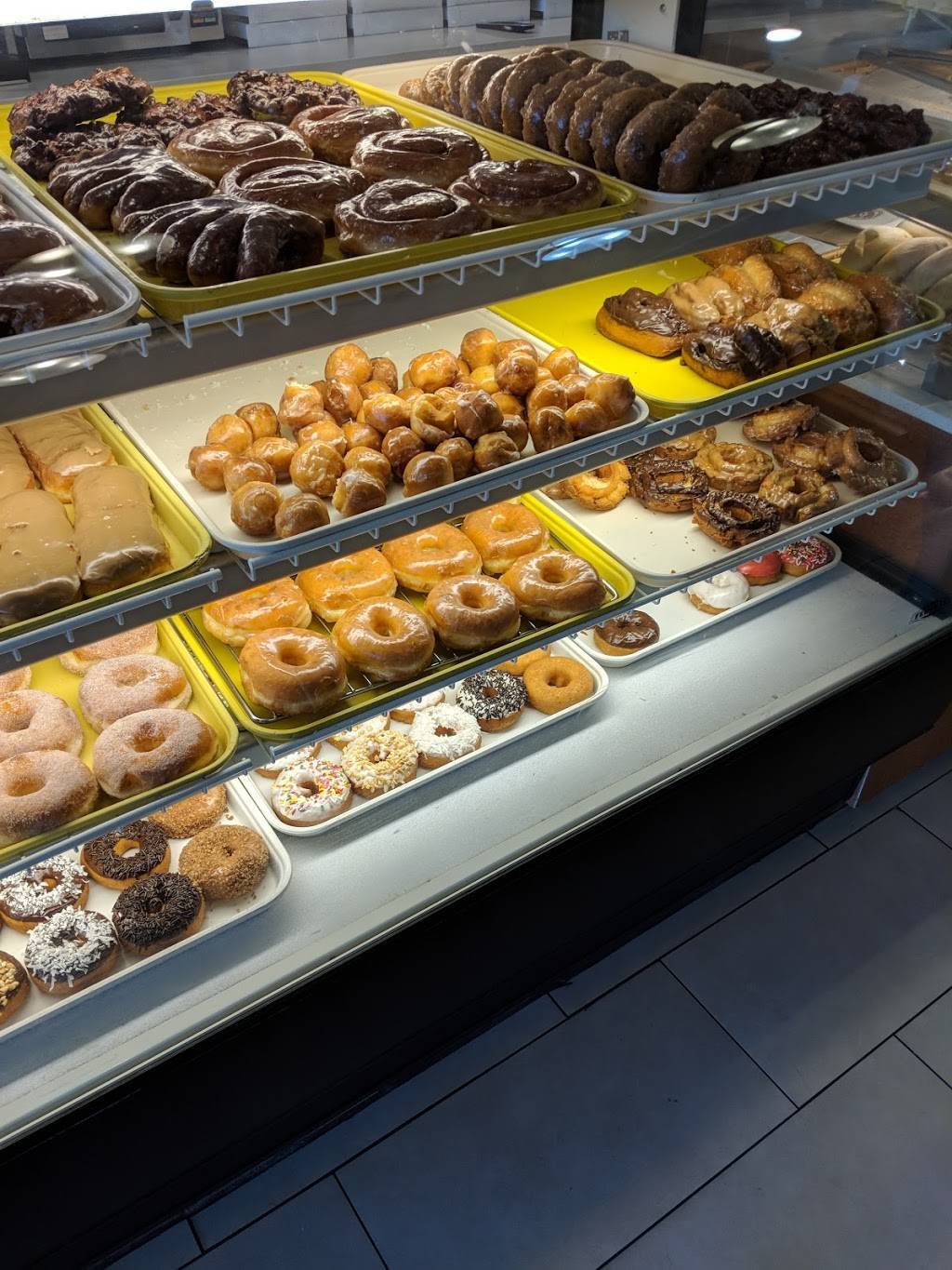 Mags Donut & Bagel | bakery | 16525 Von Karman Ave B, Irvine, CA 92606, USA | 9499320699 OR +1 949-932-0699