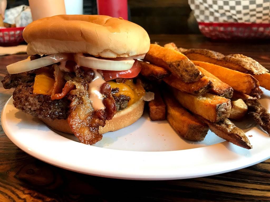 Grizzly Den | restaurant | 300 W Emerson Ave, Hoquiam, WA 98550, USA | 3605379840 OR +1 360-537-9840