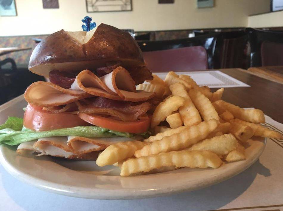 The Simmering Pot | restaurant | 930 E Grafton Rd, Fairmont, WV 26554, USA | 3043665500 OR +1 304-366-5500