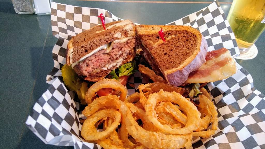 Jillians | restaurant | 1876 Wilbur Ave, Somerset, MA 02725, USA | 5086781140 OR +1 508-678-1140