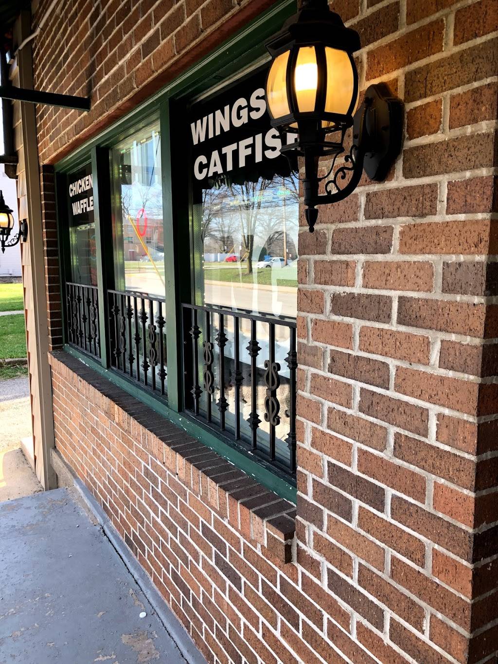 Louie Wingz and Catfish | restaurant | 454 S Greenwich St, Valparaiso, IN 46383, USA | 2195105426 OR +1 219-510-5426