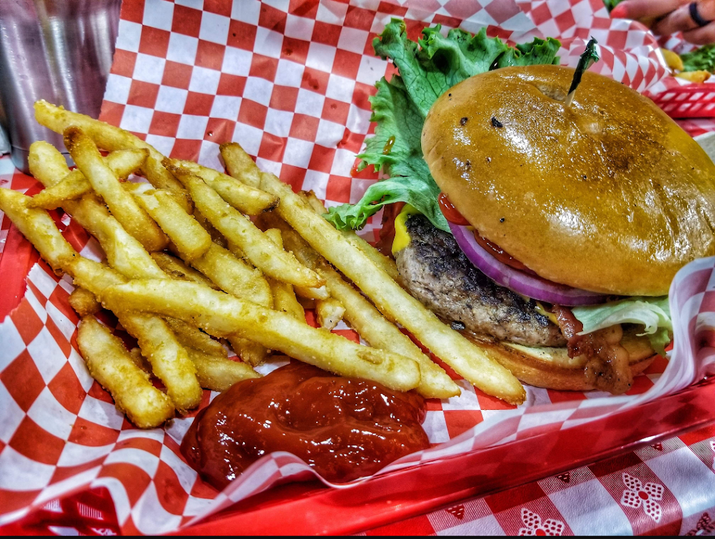 Bobs Burger Barn | restaurant | 4951 FM1283, Pipe Creek, TX 78063, USA | 8305354945 OR +1 830-535-4945
