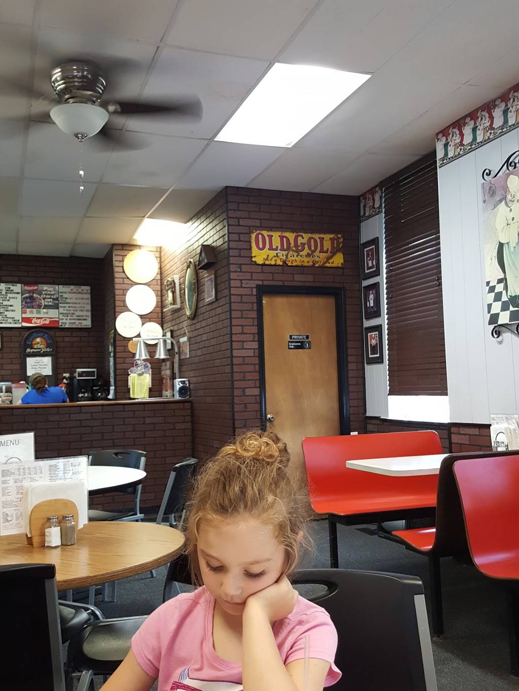 Family Pizza | restaurant | 309 E Main St, Vienna, IL 62995, USA | 6186589025 OR +1 618-658-9025