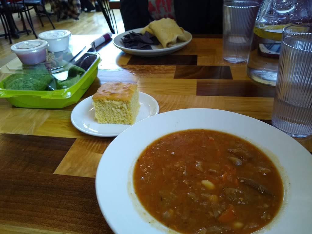 Daniels Kitchen | restaurant | 401 E Main St, Edmore, MI 48829, USA | 9894273663 OR +1 989-427-3663