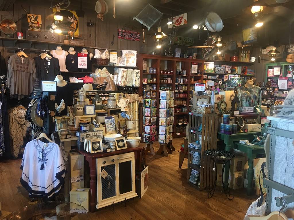 Cracker Barrel Old Country Store | restaurant | 635 S Cumberland St, Lebanon, TN 37087, USA | 6154444995 OR +1 615-444-4995