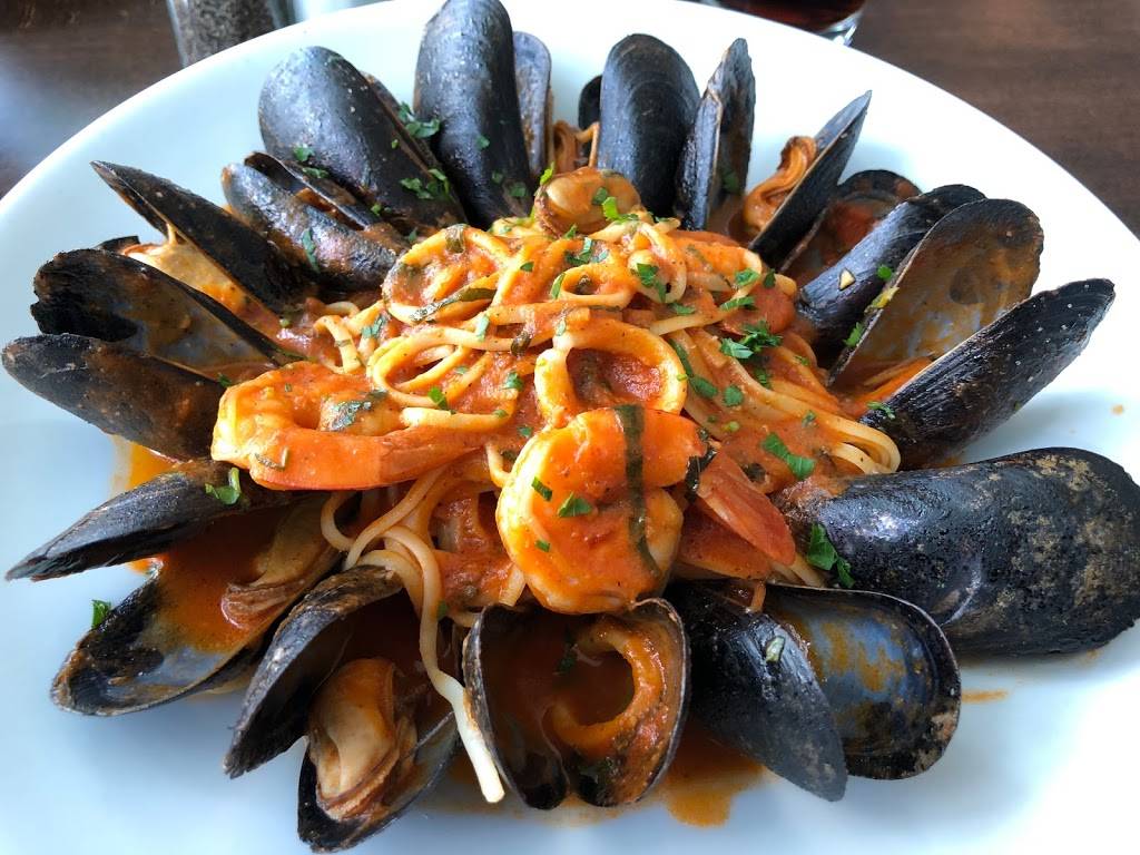 Ninos Restaurant & Bar | restaurant | 7 B Everett St, Revere, MA 02151, USA | 7816293494 OR +1 781-629-3494