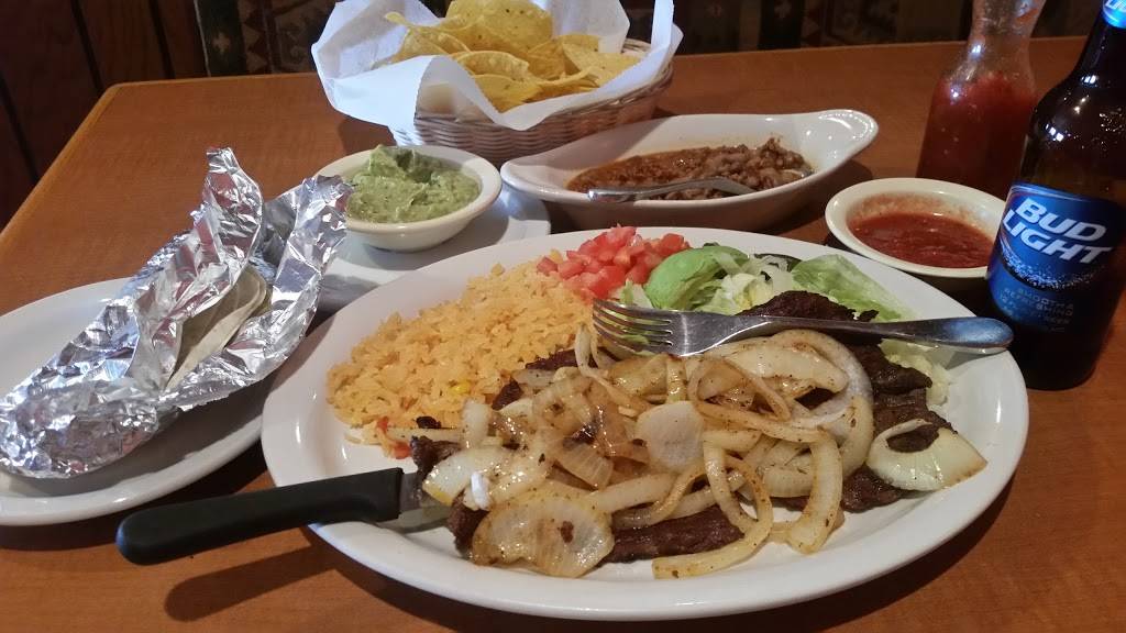 El Potrillo | restaurant | 821 W Main St, Lyons, KS 67554, USA | 6202573000 OR +1 620-257-3000