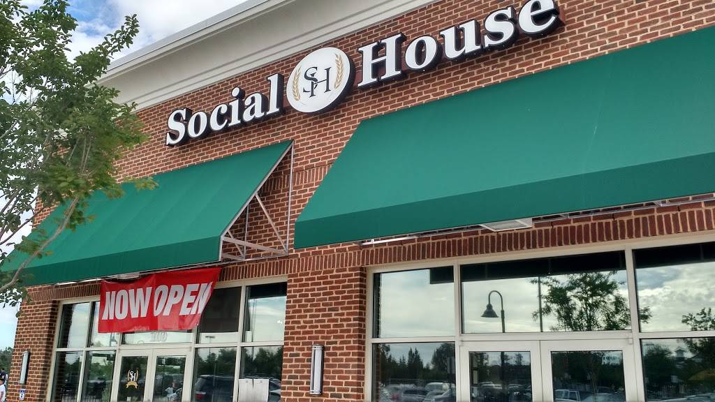 Social House Kitchen & Tap | restaurant | 25370 Eastern Marketplace Plaza, South Riding, VA 20152, USA | 7033276464 OR +1 703-327-6464