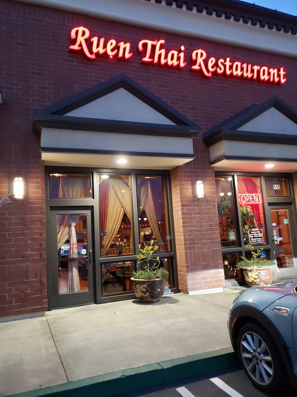 Ruen Thai Restaurant | restaurant | 1470 Eureka Rd, Roseville, CA 95661, USA | 9167741499 OR +1 916-774-1499
